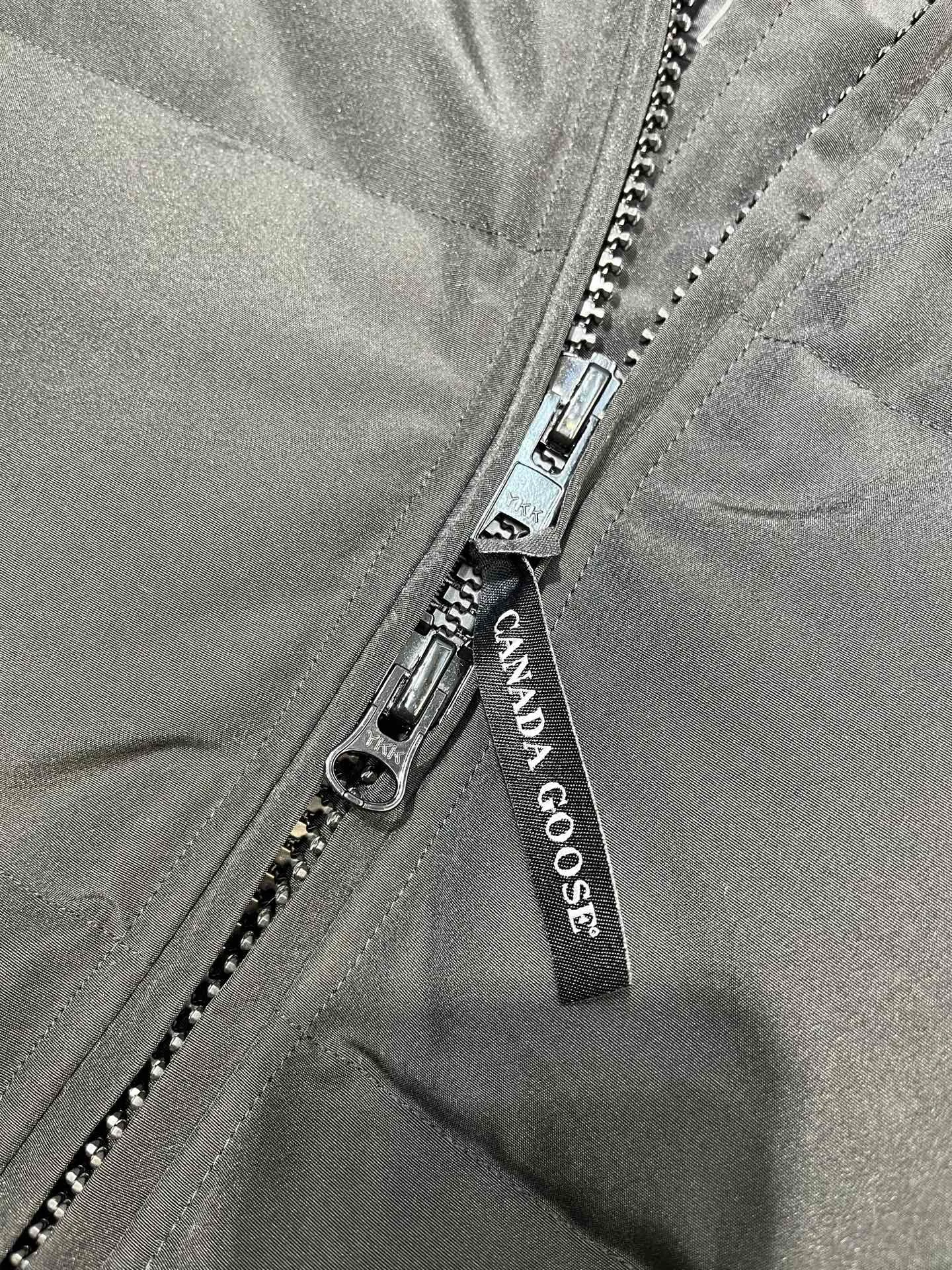 P860 Canada Goose Canada # Expedition04 Parker, a treasure of Canadian origin! Limited supply worldwide! Canada Goose Model 04 is a top-notch couple model, polar cold-proof outdoor series fur collar detachable hooded parka down jacket, the first Goose in 2024. I hope my partners like the top quality, and I hope everyone can evaluate it together! The most popular cool items of the Big Goose family in 2024 are online. The same popular product of Yi Yang Qianxi is said to be a joint limited edition Big Goose that cannot be bought in autumn and winter. If you dislike the sameness of the Big Goose in the past, then this model will definitely give you a different experience! This year's most powerful couple's collection for autumn and winter is online, a top-notch luxurious ready-to-wear style, paired with an outdoor warm down jacket with great style and charm! The most standard and classic items of the Daye family in the past two years are equipped with unique reflective stripes for embellishment, which further shows the high-end fashion performance effect. With the embellishment of hardware buckles, it has excellent performance effect. The upper body is clean, simple and elegant, even for urban leisure. It is suitable for various occasions. Designed with large pockets, this model has a large capacity and is equipped with reflective stripes, making it safer at night. It is suitable for various adventure activities. It is made of windproof and waterproof technical materials. The interior is filled with full white duck down, which is absolutely cold-proof and warm. It also has a stand-up collar design and fine fluff at the collar, with meticulous attention to detail! The charm of this model is also more spiritual, and the upper body has more temperament and specifications. It perfectly shows the ultra-high standard of fashionable performance of this model, integrating outdoor and life, and you can even create high-street wear! The most pinnacle limited-edition goose that we have presented so far, both in terms of design and detailed materials, it is completely outstanding. The grand and evergreen version design is matched with cool reflective elements. The overall appearance can be said to be quite high, and it has that kind of powerful outdoor performance! It combines high-end casual attributes with high-street style. It is high-grade, domineering, warm, and beautiful. The visibility of the upper body is quite strong, and the configuration of the owl element is highly brand-recognizable. It fully complements the overall brand performance and visual effects, and also has the high-end sense of fashion and fashionable performance. It is a must-buy product because it is the most awesome down brand on the planet and one of Canada's three national treasure brands. It is also a sentimental down luxury brand. In the field of polar cold-proof clothing, Goose has made an irreplaceable contribution... Size: xs s m l xl